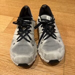 On Running W 8.5 White and Black Sneakers